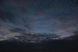 dunkel Blau Wolke mit Weiß Licht Himmel Hintergrund und Stadt Licht Mitternacht Abend Zeit foto