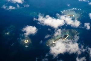 polynesisch Antenne Landschaft von Flugzeug Kristall Wasser Kokosnuss Insel foto