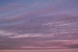 bunte bewölkte Dämmerung schöner Himmel Stadtbild Sonnenuntergang und Sonnenaufgang am Morgen. dramatische Abendnacht am frühen Morgen. Panorama Natur Hintergrundkonzept. Platz für Text kopieren. Weltumwelttag foto