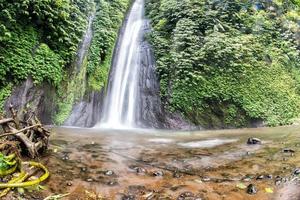 bali wasserfallansicht landschaftspanorama seideneffekt foto