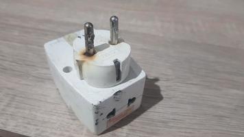 Ausbrennen elektrisch Haushaltsgeräte oder elektrisch Stecker oder elektrisch Adapter gefährlich foto