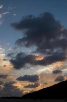 dramatisch Wolken beim Dämmerung foto