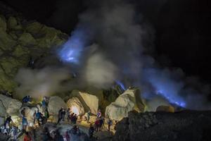 ijen Vulkan Blau Flammen beim Nacht Aussicht foto