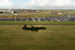 Flugzeugsilhouette bei der Landung foto