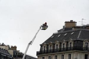 paris, frankreich - 20. november 2021 - großes feuer in der nähe der oper garnier foto