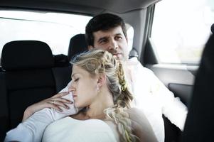 Frau schläft auf der Schulter ihres Mannes foto