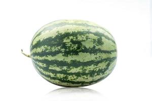 frische Wassermelone lokalisiert auf weißem Hintergrund foto