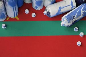 Transnistrien Flagge und wenige benutzt Aerosol sprühen Büchsen zum Graffiti malen. Straße Kunst Kultur Konzept foto
