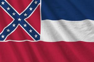 mississippi neue us-staatsflagge mit großen falten, die in der nähe unter dem studiolicht im innenbereich wehen. die offiziellen symbole und farben im banner foto