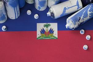 Haiti Flagge und wenige benutzt Aerosol sprühen Büchsen zum Graffiti malen. Straße Kunst Kultur Konzept foto