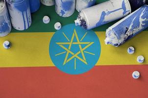 Äthiopien Flagge und wenige benutzt Aerosol sprühen Büchsen zum Graffiti malen. Straße Kunst Kultur Konzept foto