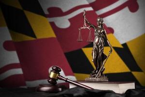 Maryland uns Zustand Flagge mit Statue von Dame Gerechtigkeit, Verfassung und Richter Hammer auf schwarz Vorhang. Konzept von Beurteilung und Schuld foto