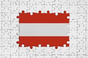 Österreich Flagge im Rahmen von Weiß Puzzle Stücke mit fehlt zentral Teil foto