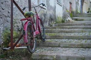 alt Fahrrad auf das Straße im das alt Stadt, selektiv Fokus. gemütlich alt Straße Idee zum Dekor und Innere Design. foto