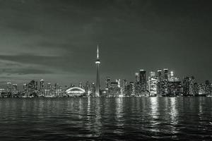 das Toronto Horizont beim Nacht wie gesehen von Center Insel. foto