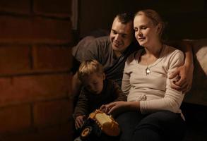 Familie in der Nähe eines Kamins foto