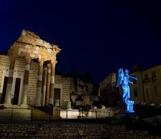 Beleuchtung von das Schloss von brescia zum das Hauptstadt von Kultur foto