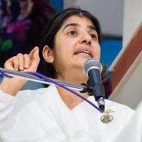 neu delhi, indien, 16. oktober 2022 - bk shivani während der meditationssitzung, shivani verma, besser bekannt als bk shivani, ist ein lehrer in der brahma kumaris spirituellen yoga- und meditationsbewegung in indien foto