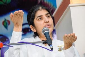 neu delhi, indien, 16. oktober 2022 - bk shivani während der meditationssitzung, shivani verma, besser bekannt als bk shivani, ist ein lehrer in der brahma kumaris spirituellen yoga- und meditationsbewegung in indien foto