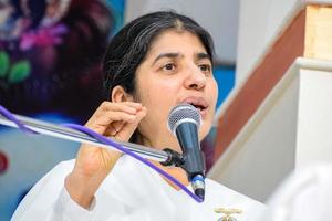 neu delhi, indien, 16. oktober 2022 - bk shivani während der meditationssitzung, shivani verma, besser bekannt als bk shivani, ist ein lehrer in der brahma kumaris spirituellen yoga- und meditationsbewegung in indien foto