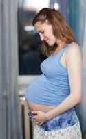 schwangere Frau stehend foto