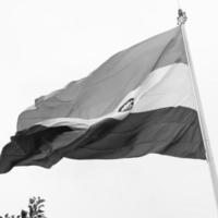 Indien-Flagge, die hoch am Connaught-Platz mit Stolz auf den blauen Himmel fliegt, Indien-Flagge flattert, indische Flagge am Unabhängigkeitstag und Tag der Republik Indien, Schuss nach oben geneigt, indische Flagge schwenkend, Har Ghar Tiranga foto