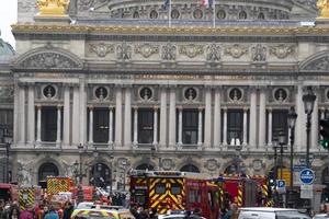 paris, frankreich - 20. november 2021 - großes feuer in der nähe der oper garnier foto