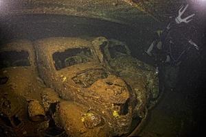 altes auto innerhalb des schiffswracks des ii. weltkriegs foto