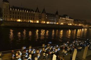 paris, frankreich - 20. november 2021 - viele menschen marschieren gegen frauengewalt foto