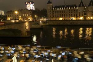 paris, frankreich - 20. november 2021 - viele menschen marschieren gegen frauengewalt foto