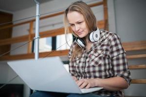 Frau, die sich mit einem Laptop entspannt foto