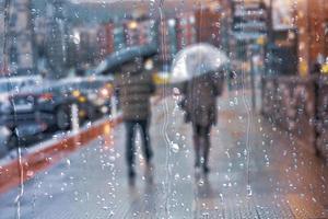 bilbao, Vizcaya, Spanien, 2022 - - Menschen mit ein Regenschirm im regnerisch Jahreszeit im Winter im bilbao Stadt foto