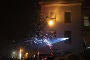 neuschönau, deutschland - 5. januar 2019 - lousnacht nachtfeier mit waldgeist waldgeister im bayerischen dorf foto