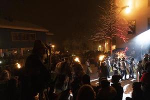 neuschönau, deutschland - 5. januar 2019 - lousnacht nachtfeier mit waldgeist waldgeister im bayerischen dorf foto