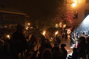 neuschönau, deutschland - 5. januar 2019 - lousnacht nachtfeier mit waldgeist waldgeister im bayerischen dorf foto