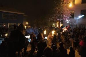 neuschönau, deutschland - 5. januar 2019 - lousnacht nachtfeier mit waldgeist waldgeister im bayerischen dorf foto
