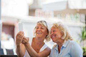 zwei reife Frauen machen ein Selfie foto