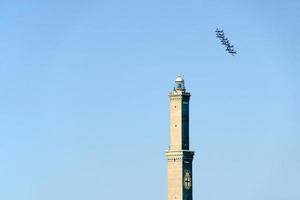 Frecce dreifarbig Italien akrobatisch Flug Mannschaft Über Genua Leuchtturm foto