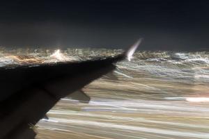 Flughafenbeleuchtung während der Landung foto