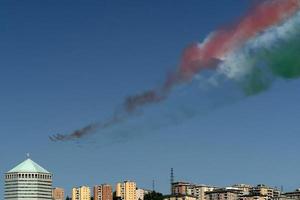 Frecce dreifarbig Italien akrobatisch Flug Mannschaft Über Genua Leuchtturm foto