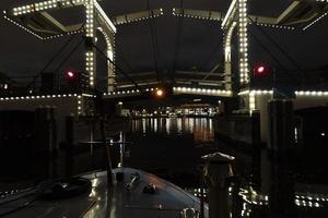 Amsterdam Kanäle Kreuzfahrt beim Nacht Brücke foto