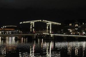 Amsterdam Kanäle Kreuzfahrt beim Nacht Brücke foto