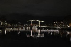 Amsterdam Kanäle Kreuzfahrt beim Nacht Brücke foto