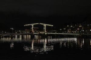 Amsterdam Kanäle Kreuzfahrt beim Nacht Brücke foto