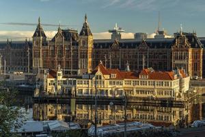 Amsterdam zentral Bahnhof beim Sonnenaufgang foto