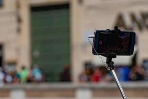 selfie mit smartphone am trevi-brunnen voller touristen rom italien foto