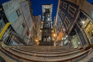Lissabon Eisen Aufzug Santa justa historisch Gebäude Nacht Aussicht foto