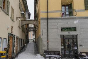 bormio mittelalterliches dorf valtellina italien unter dem schnee im winter foto