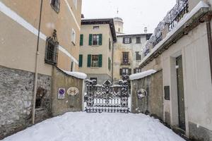 bormio mittelalterliches dorf valtellina italien unter dem schnee im winter foto