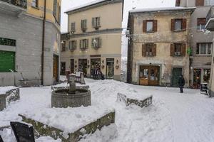 bormio mittelalterliches dorf valtellina italien unter dem schnee im winter foto